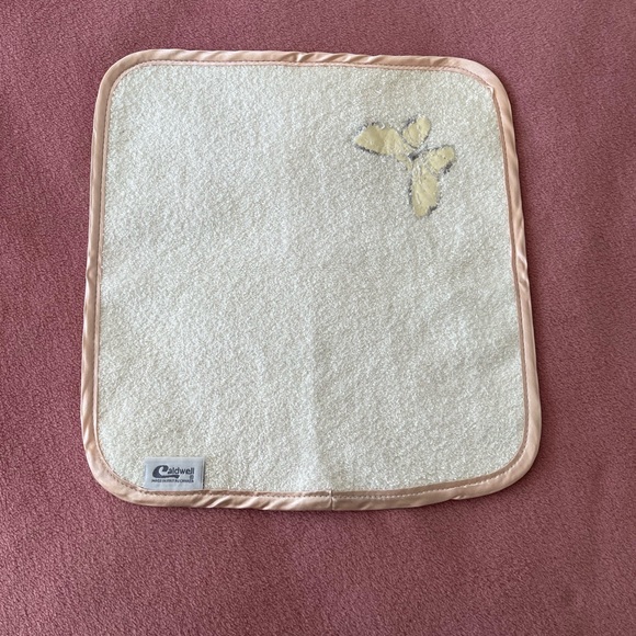 Vintage Caldwell White Butterfly Embroidered Fingertip Towel w/ Pink Satin Trim - Picture 8 of 14